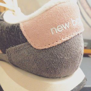NEW BALANCE WOMEN SZ 6 Castle Rock With Pink Sand and Magnet